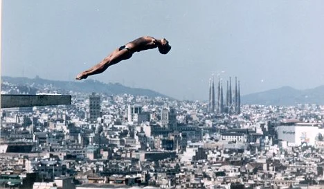 Vista panorámica de Barcelona desde Montjuïc con piscina infinita sobre la ciudad mediterránea