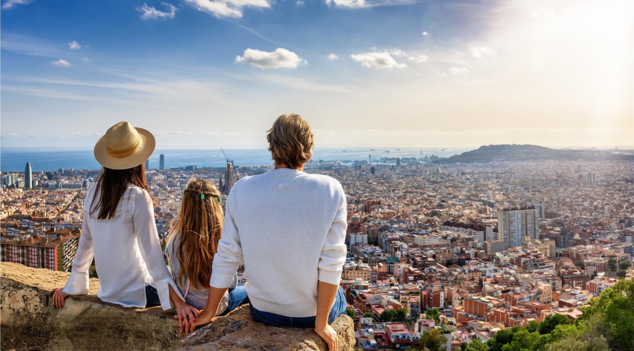 Horizonte de Barcelona con la Sagrada Familia y la costa mediterránea