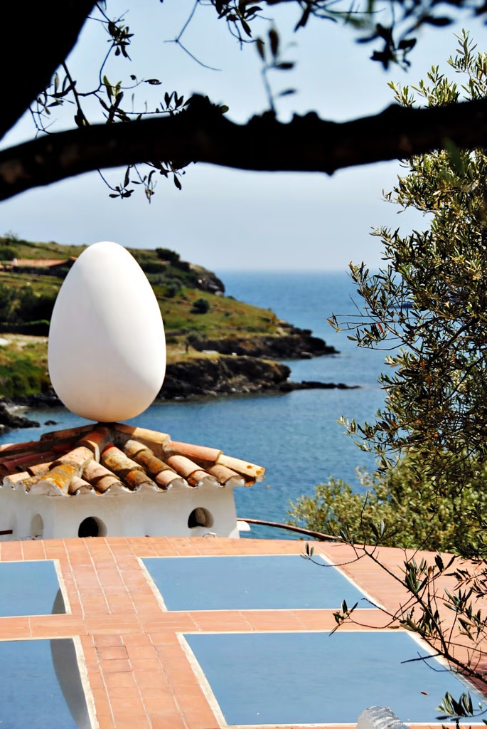 Retrato de Salvador Dalí: inspiración artística para los inmuebles del Empordà