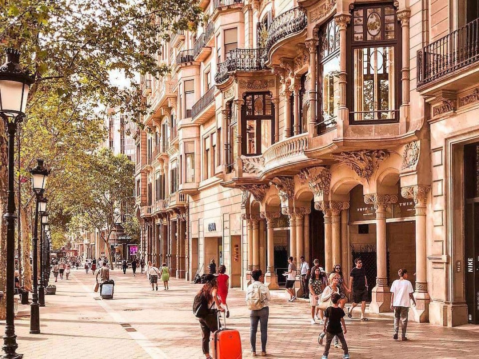Mapa de los barrios de Barcelona que muestra Eixample, GrÃ cia, SarriÃ , Barrio GÃ³tico y otros distritos