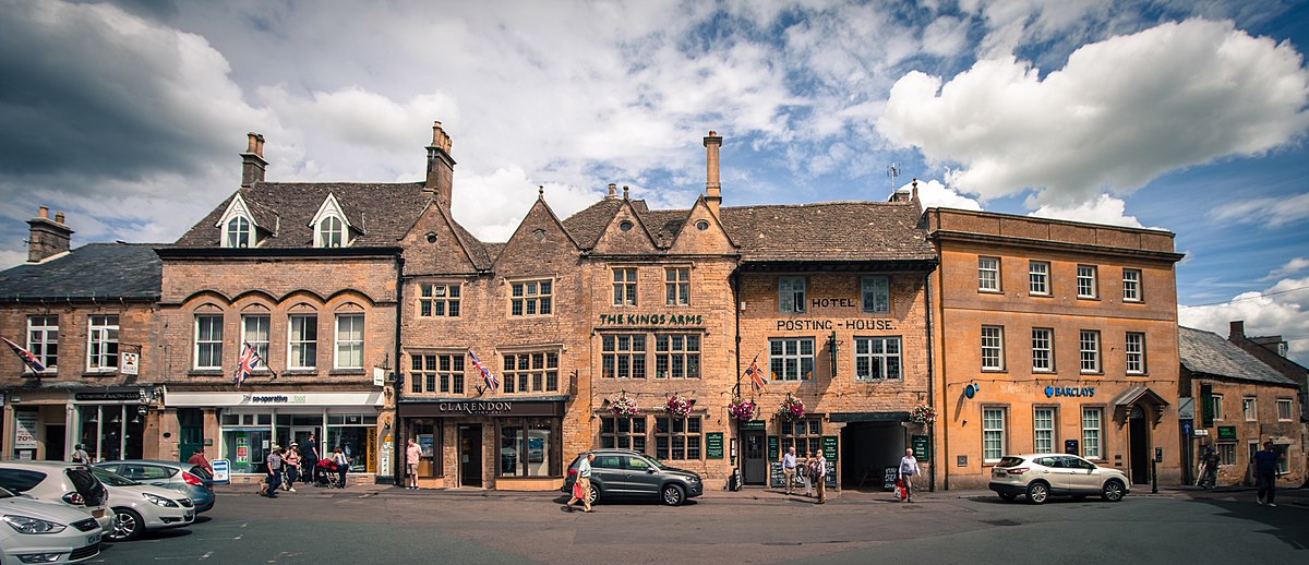 Plaza del mercado histórico y arquitectura medieval de Stow-on-the-Wold
